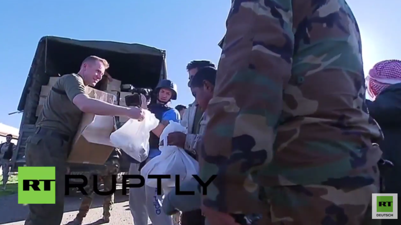 Syrien: Russische Soldaten verteilen an Menschen aus der Provinz von Homs humanitäre Hilfe 