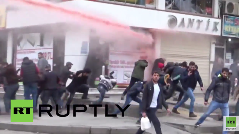 Türkei - Krieg gegen Kurden: Polizei macht mit Wasserwerfern Jagd auf Demonstranten in Diyarbakir 