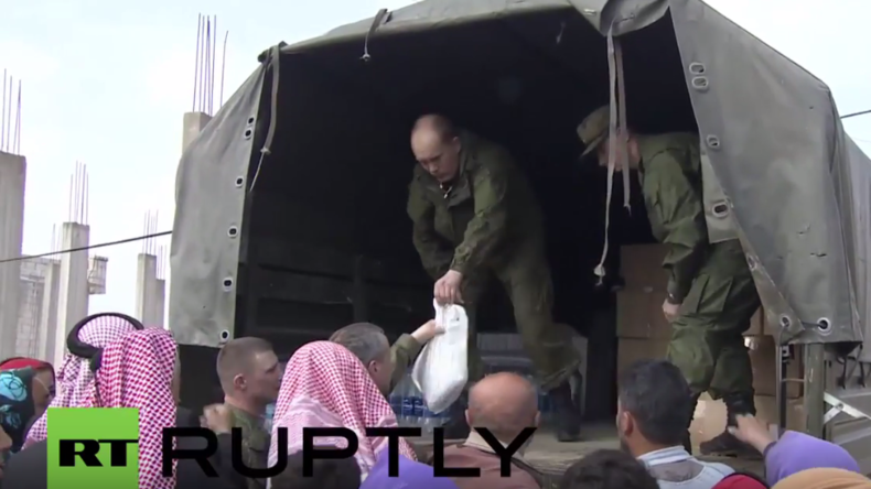 Syrien: Russische Soldaten verteilen Hilfspakete überall im Land