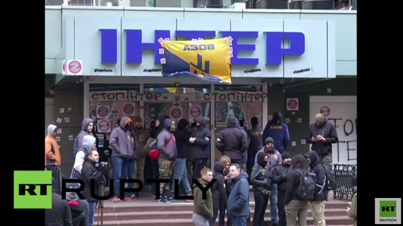 Kiew: "Kreml-Propaganda" - Anhänger des rechtsradikalen Asow-Batallions belagern TV-Sender