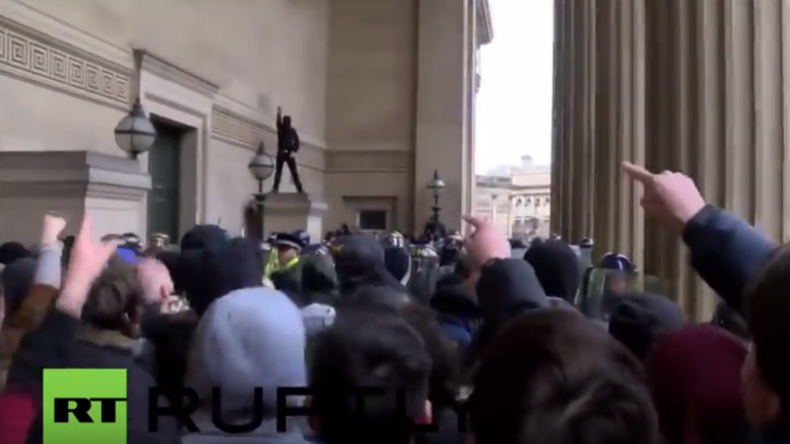England: Antifaschisten stoßen auf Neonazis vor dem Rathaus in Liverpool  