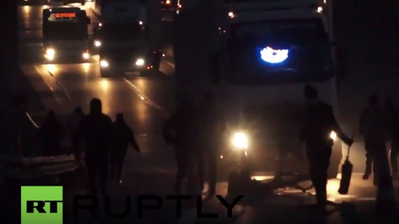 Calais: Polizei feuert etliche Tränengasgeschosse auf Flüchtlinge, die LKW blockieren und entern 