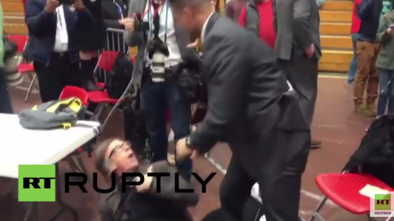 Trump-Kundgebung: Geheimdienstler wirft Fotografen brutal zu Boden, weil er Protest aufnimmt