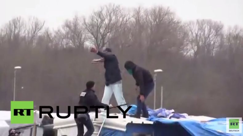 Flüchtlingsfrau schlitzt sich die Handgelenke auf, um Abriss von Camp in Calais zu verhindern