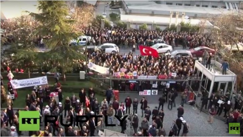 Live: Proteste vor ZAMAN-Medien in Istanbul gegen Verlust der Pressefreiheit