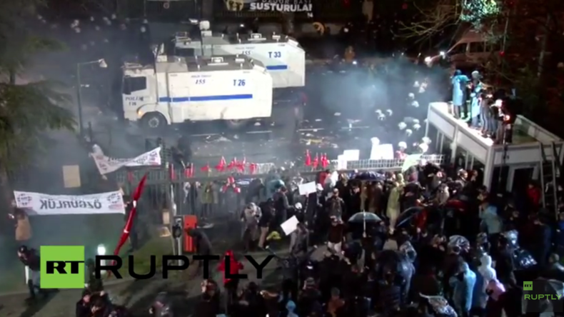 Live: Polizei geht gegen Zaman-Protestler mit Tränengas und Wasserwerfern in Istanbul vor 