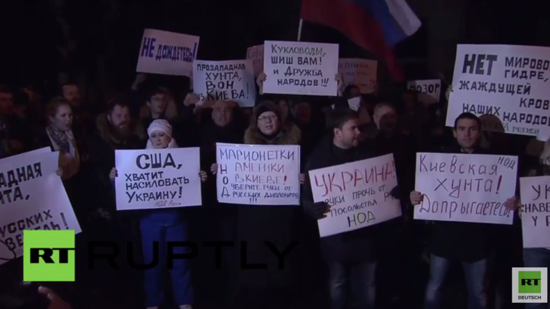 Moskau: Russische Bürger protestieren gegen Angriff auf russische Botschaft in Kiew