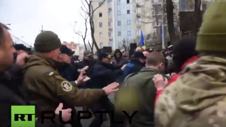 Ukraine: Rechte Protestler attackieren russisches Konsulat in Odessa und verbrennen Putin-Puppe