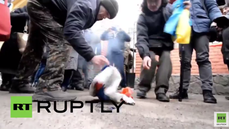 Ukraine: Parlamentarier klaut Fahne des russischen Konsulats - Protstler verbrennen sie unter Jubel