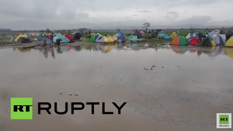 Idomeni: "Nass bis auf die Knochen" - Flüchtende protestieren völlig durchnässt für Grenzöffnung