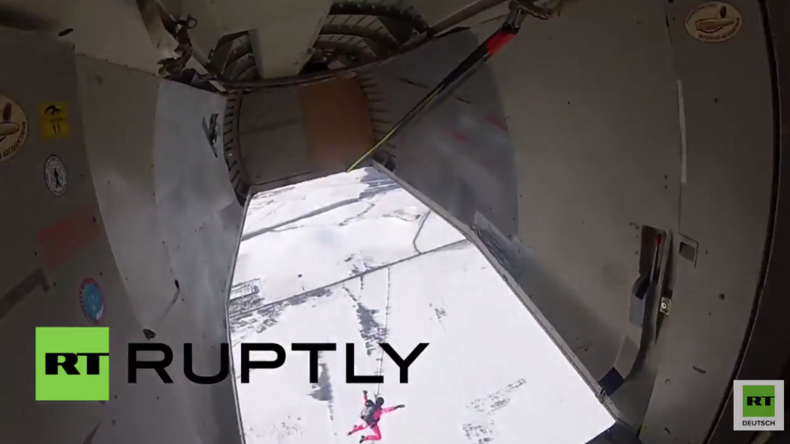 Russland: Freier Fall aus 4000 m - Fallschirm-Training der besten tschetschenischen Spezialkräfte 