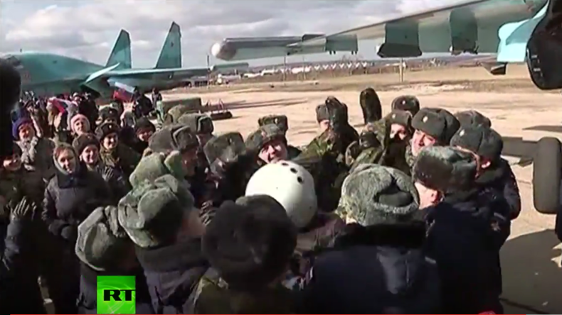 Woronesch: Russische Piloten werden als Helden nach ihrer Rückkehr aus Syrien gefeiert