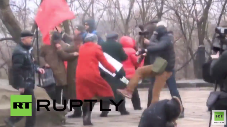 Ukraine: Maskierte Männer greifen linke Kundgebung in Kiew an