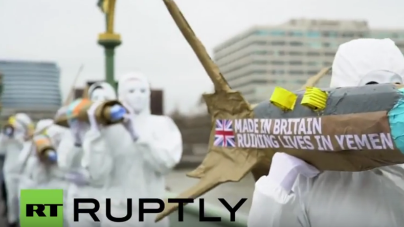 Maskenmarsch in London: "700 tote Kinder im Jemen – Stoppt den Waffenhandel mit Saudi-Arabien" 
