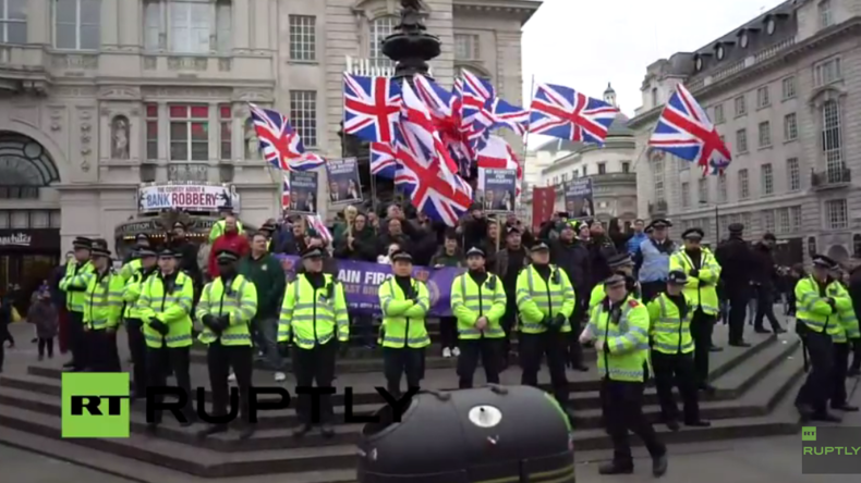 Live: Riesige Anti-Rassismus-Demo trifft auf rechtsradikale Demo von "Britain-First"