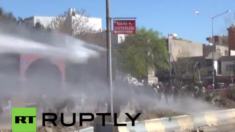 Türkei: Polizei setzt Wasserwerfer und Tränengas gegen Newroz-Feiernde in Cizre ein