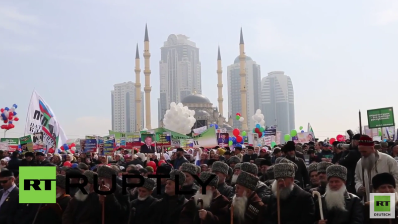 Grosny: Hunderttausende zelebrieren die Einheit mit Russland und den Frieden