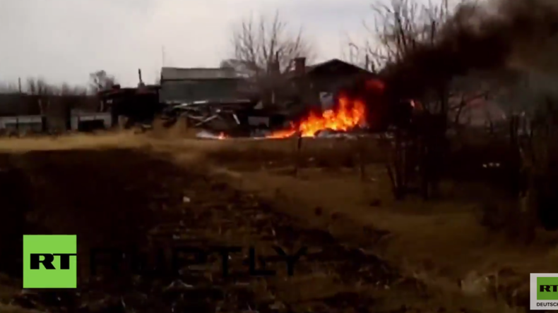 Russland: Su-25 Jet stürzt ab – Anwohner und Pilot entkommen nur knapp einer Katastrophe