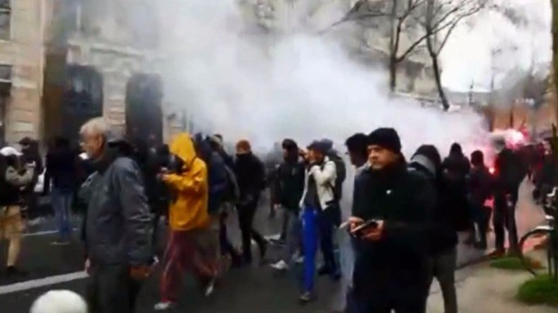 Live: Protest in Paris gegen Abbau der Arbeitsrechte in Frankreich eskaliert - RT-Crew mittendrin 