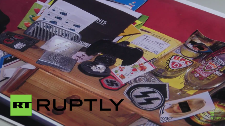 Berlin: Polizei beschlagnahmt Waffen und Nazi-Symbole bei Einsatz nach Hass-Kommentaren im Internet