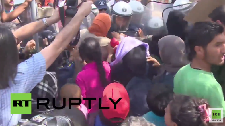 Idomeni: Frauen und Kinder versuchen Polizeikette an mazedonischer Grenze zu durchbrechen