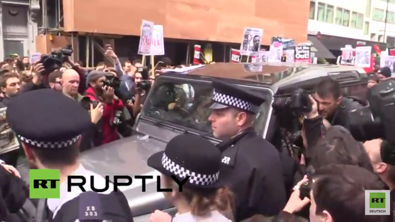 London: Protest gegen Cameron - Demonstranten-Mob umzingelt Delegierten-Wagen