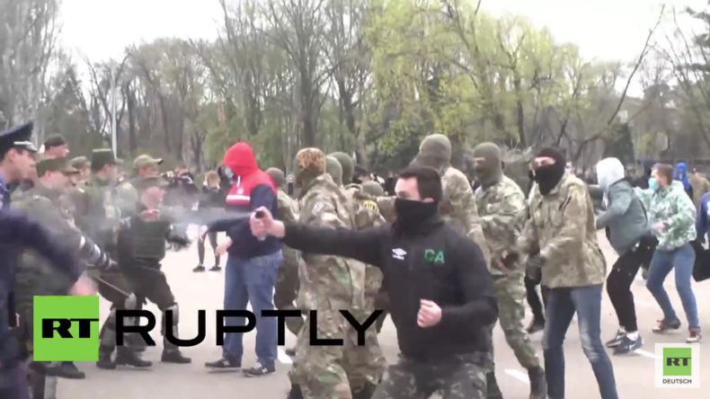 Ukraine: Nationalisten-Mob greift Polizei vor dem Gewerkschaftshaus in Odessa an