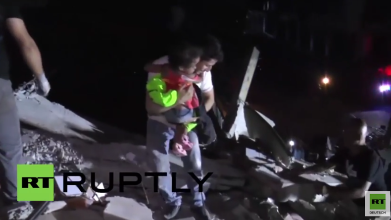Ecuador: Bergungsarbeiten nach schwerem Erdbeben – Retter ziehen Kinder aus den Trümmern