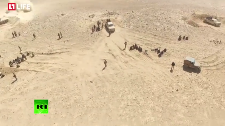 Drohne filmt Offensive der Syrisch Arabischen Armee gegen den IS nahe Damaskus