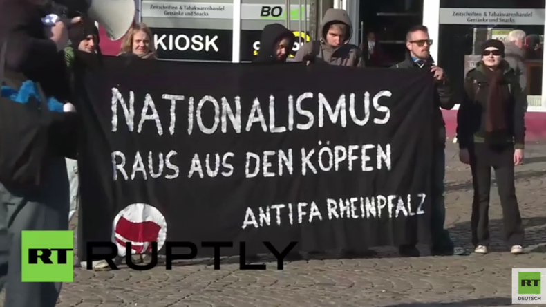 Ludwigshafen: Antifa protestiert wegen Orban-Besuch vor dem Haus von Helmut Kohl 