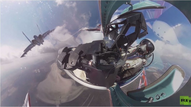 Exklusive 360 Grad-Perspektive: Cockpit-Ansicht der Probeparade zum 'Tag des Sieges' in Moskau