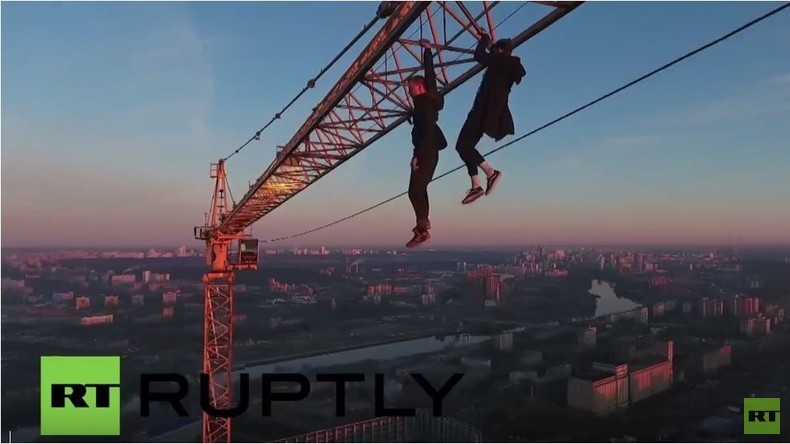 Waghalsige Kran-Kletterer über Dächern von Moskau - Drohnenvideo