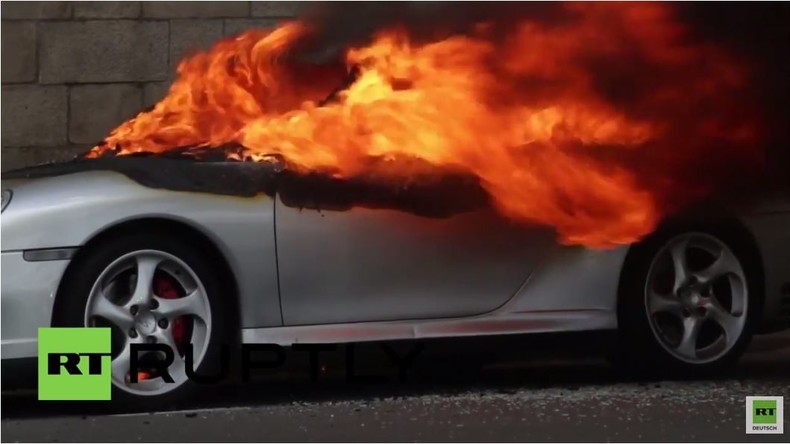 Frankreich: Porsche in Flammen während gewaltsamer Proteste gegen Arbeitsmarktreformen in Nantes 