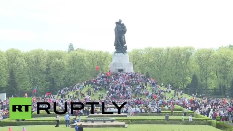 Live: Hunderte strömen zum Tag des Sieges in den Treptower Park in Berlin 
