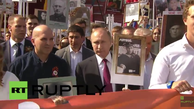 Moskau: "Das unsterbliche Regiment" - Putin führt Gedenkmarsch mit Portrait seines Vaters an 