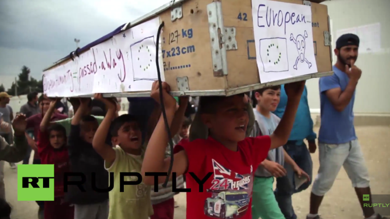 Griechenland: Kinder in Idomeni tragen die "europäische Menschlichkeit" zu Grabe