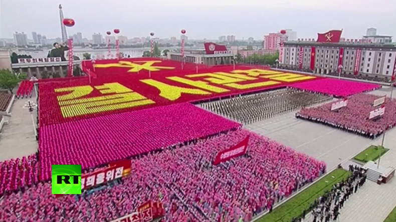 Kim Jong-un lässt sich nach Wahl zum Parteivorsitzenden mit massiver Parade in Pjöngjang feiern
