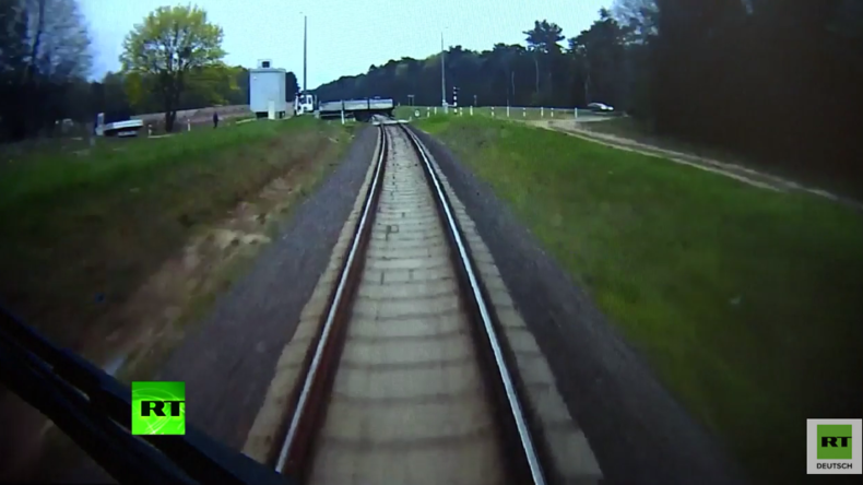 Kollision unvermeidbar – Lokführer rennt durch Zug, um Passagiere zu warnen - dann knallts