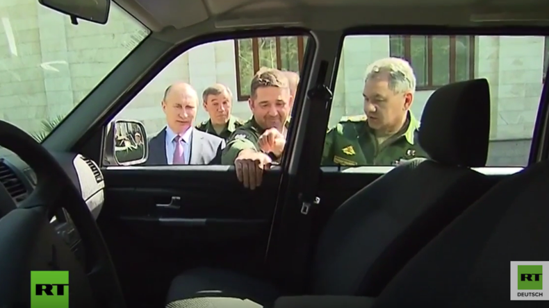 Peinliche Situation bei Vorführung neuer Militärfahrzeuge für Putin - Türgriff des Wagens abgerissen