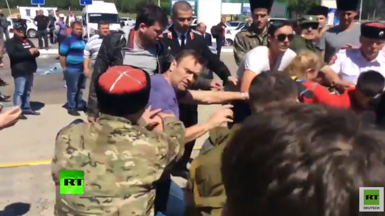Russischer Oppositioneller Nawalny gerät in Massenschlägerei mit "Kosaken"