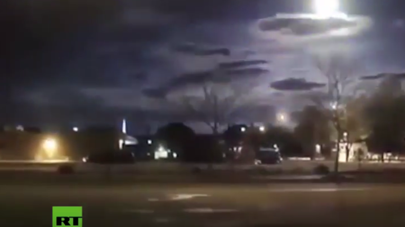 Spektakulärer „Feuerball' über US-Himmel  von verschiedenen Kameras eingefangen