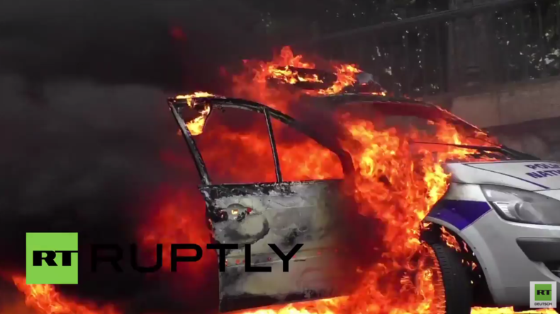 Paris: Demonstranten gegen Arbeitsrechtsreform setzen Polizeiwagen in Brand 