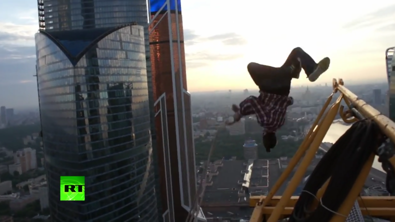 Bloß ein Seil in der Hand: Russischer "Spider-Man" wagt Sprung von Kran mitten in Moskau
