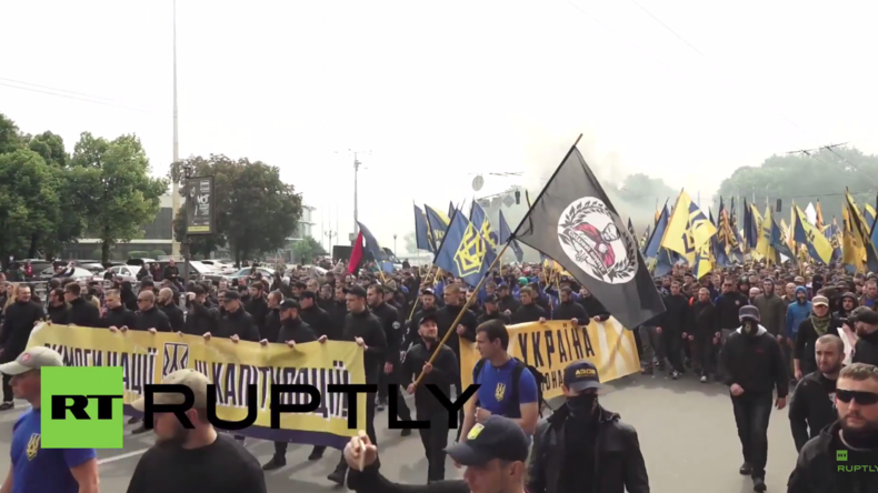 Kiew: „Das ist eine Warnung an die Regierung“ - Tausende Rechtsradikale marschieren zur Rada 