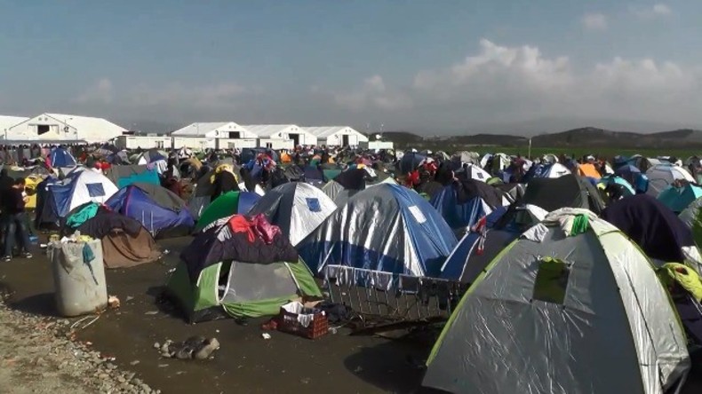 Live von der mazedonischen Grenze: Griechische Behörden lösen Flüchtlingscamp in Idomeni auf