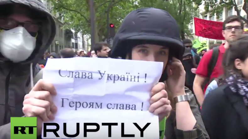 "Du Schlampe!" Ukrainische Nationalisten greifen RT-Reporterin in Paris an