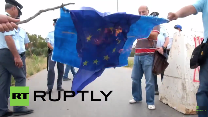Griechenland: Hunderte protestieren vor NATO-Stützpunkt und verbrennen NATO- und EU-Flaggen
