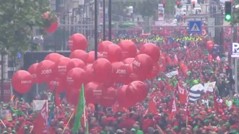Live: Massenprotest für Arbeitnehmerrechte und gegen Sparmaßnahmen in Brüssel