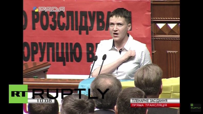Sawtschenkos erster Auftritt als Abgeordnete im Parlament: Mit ukrainischer Flagge und in Socken