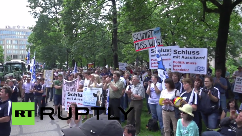 München: Hunderte Milchbauern protestieren lautstark vor bayrischer Staatskanzlei gegen Milchpreise